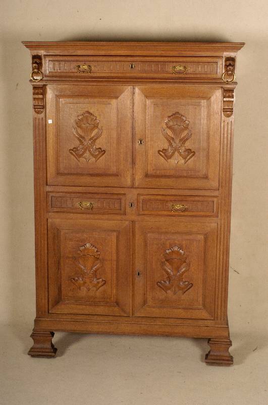 Vertiko, deutsch, um 1880/90, Eiche massiv, auf Rahmen gearbeitet, 4 TÜren, Inlets mit reicher Schnitzerei, 2 LÖwenkopfschnitzereien aus dem ...