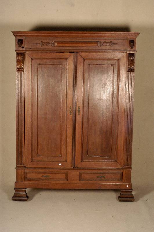 Dielenschrank, deutsch, um 1900, Eiche massiv, Kopf mit mehrfach gestufter Kranz- leiste, 2 LÖwenkÖpfe aus dem Vollholz ge- schnitzt, 2 SchÜbe ...