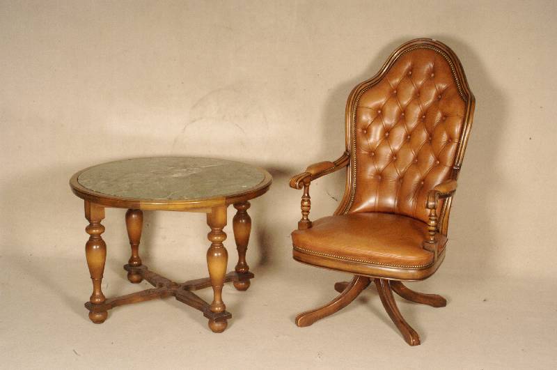 Runder Tisch, deutsch, Buche nussbaumfarben gebeizt, Tischplatte als eingelassene Marmor- platte, Tischbeine verstrebt, Gebrauchsspuren, H. ca. ...