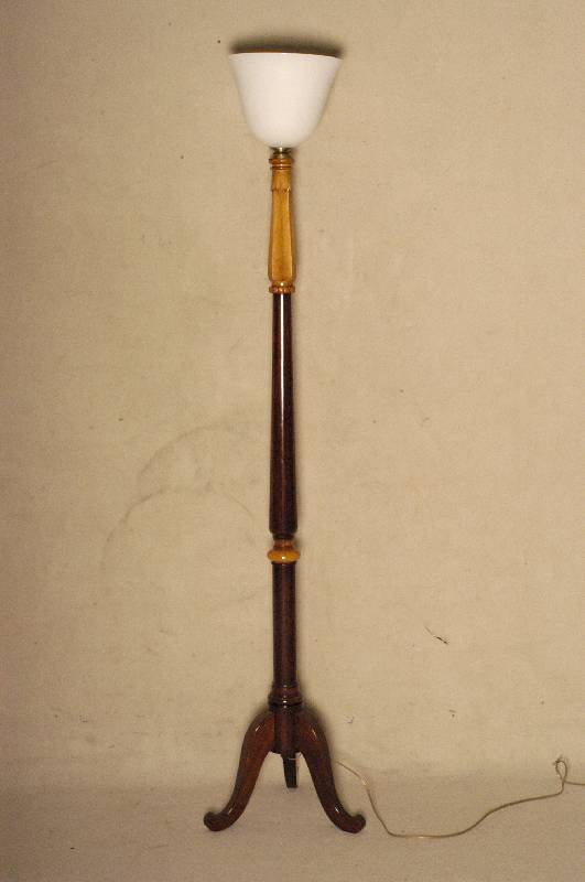 Stehlampe, Frankreich, um 1920, mit Opalin- schirm, Fuß Mahagoni, cremefarben gefaßt ab- gesetzt, H. ca. 180 cm