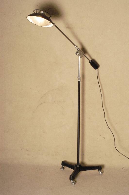 Rollenfußleuchte, "Solere", Entwurf Fernand Solere, Paris, 1926, Chrom schwarz lackiert, seltenes Designobjekt, H. ca. 184 cm