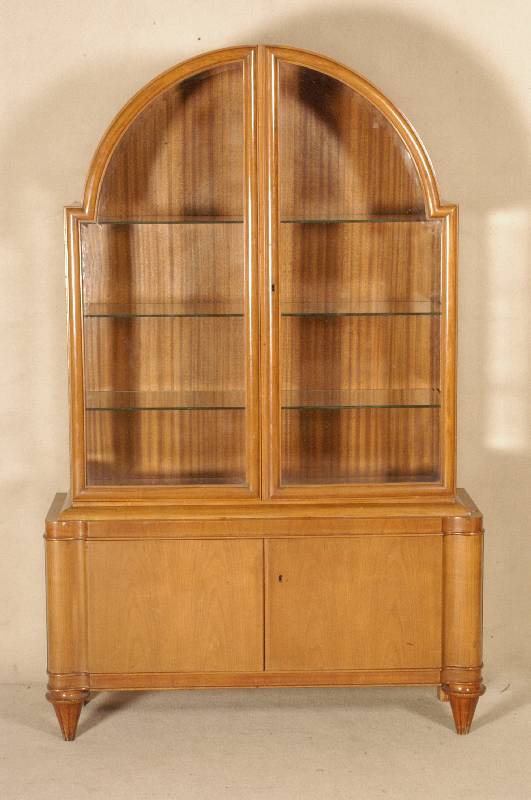 Vitrine bzw. Vitrinenschrank, deutsch, um 1928/32, Korpus Weichholz/Hartholz, Kirsch- baum massiv, Kirschbaumfurnier, z.T. Kirsch- baumwurzel, ...