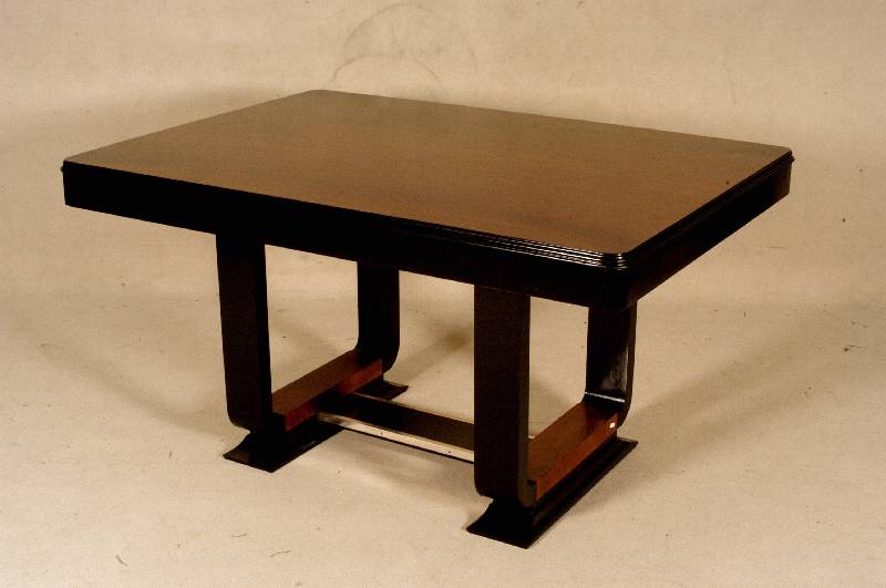 ArtDeco-Tisch, Frankreich, um 1920, Nußbaum gespiegelt furniert, zum Teil ebonisiert, zwei große versteckte Schubalden links und rechts, ...