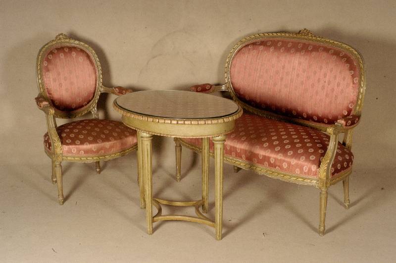 Sitzgruppe, deutsch um 1895/1905, bestehend aus Sofa, 2 Armlehnsessel und Tisch, Korpus Buche massiv, farblich dezente gefaßt, alte Fassung, in ...