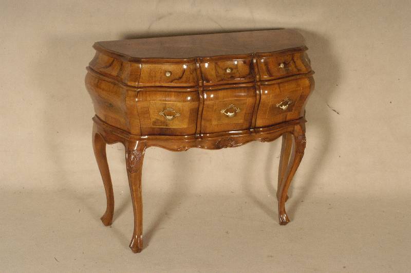 Kommode, Italien, 60er Jahre, Korpus Weich- holz, dickes Wurzelnußfurnier, z.T. symetrisch angeordnet, Fadenintarsien, doppelschÜbig, allseitig ...