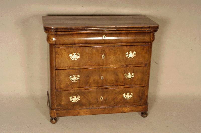 4-schÜbige kleine Kommode, sÜddeutsch/wohl Pfalz, um 1840, Korpus Weichholz, Wurzelnuß- furnier, durchgehend geflammt, symetrisch an- geordnet, ...