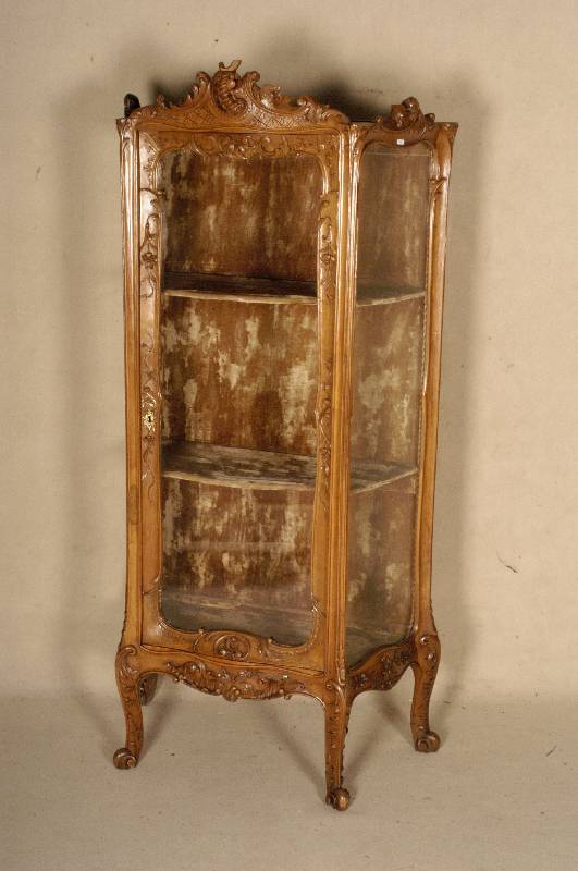 Vitrine, deutsch/wohl Dresden, um 1890/1900, Rokoko, Nußbaum massiv, Schnitzerei aus dem Vollholz, allseitig geschweift, Seiten leicht ausladend, ...