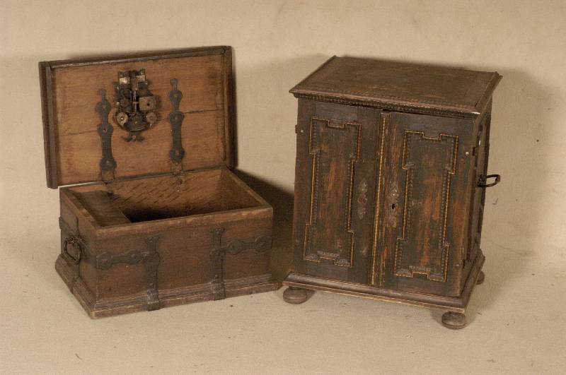Miniaturtruhe, sÜddeutsch, um 1770/80, Eiche massiv, original Schloß und BeschlÄge, SchlÜssel fehlt, Dokumentenfach, SchlÜssel- beschlag ...