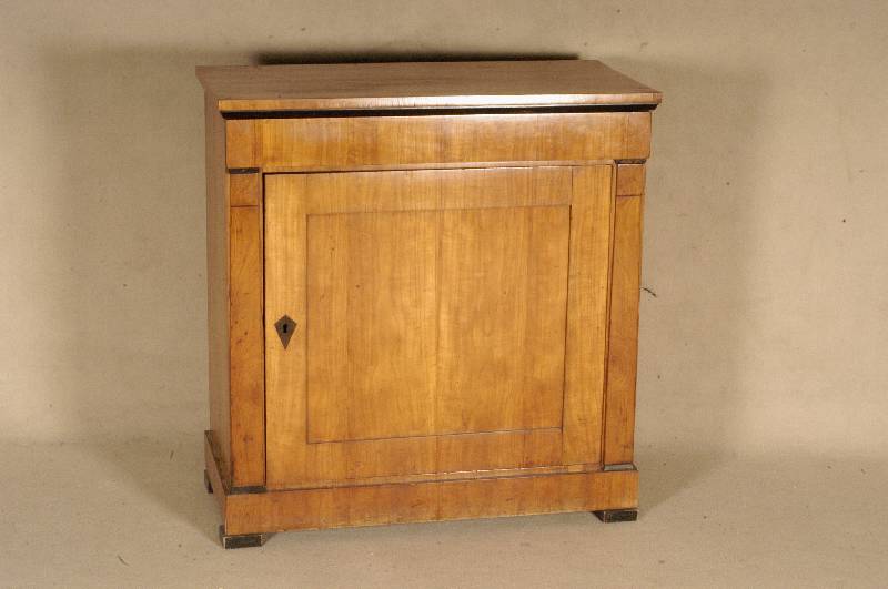 BiedermeierschrÄnkchen, sÜddeutsch, um 1820/30 , Korpus Weichholz, dickes Kirschbaumfurnier , z.T. symetrisch verlegt, angedeutete SÄulen, ...