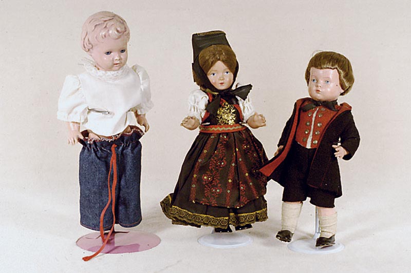 Puppe, SchildkrÖt, 1932-34, gemarkt, bez. T. 28 1/2, Kleidung sek., bespielt und berieben, selten, H. ca. 28,5 cm