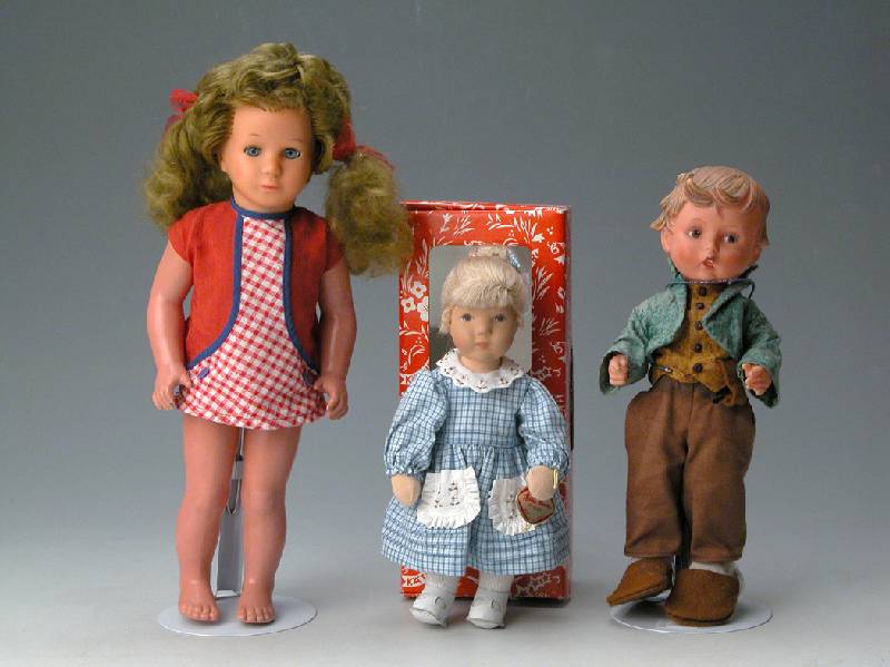 Puppe, Hummel-GÖbel, 1960-62, Haare model- liert, Vinyl-Kopf und -kÖrper, H. ca. 29 cm