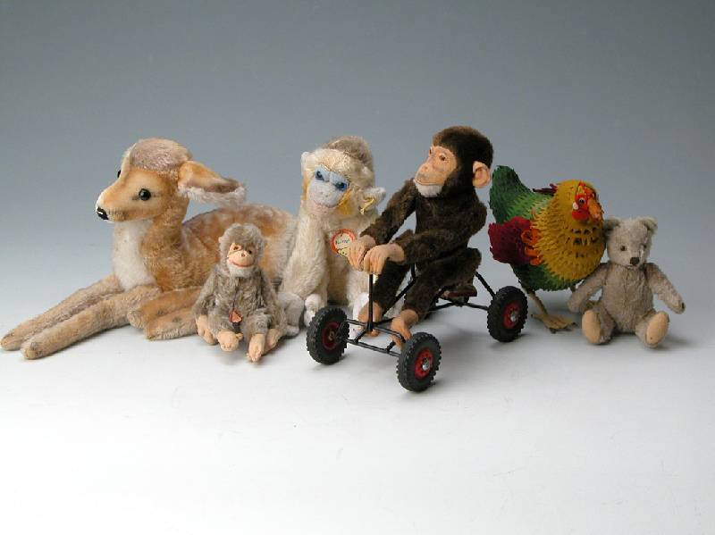 Konvolut Steiff-Tiere, 50er /60er Jahre, 1 x Affe Mungo, 35 cm, Knopf, Fahne und Etikett; 1 BÄr; Rehkitz, 35 cm, mit Knopf; dazu 1 Affe von ...