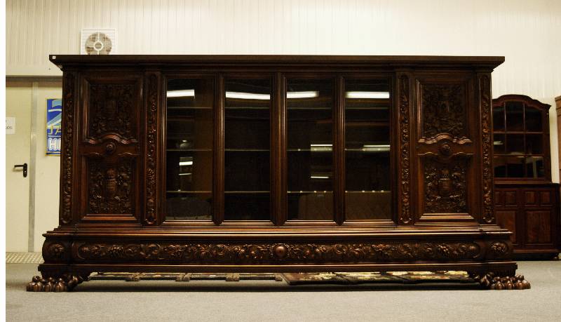 PrunkbÜcherschrank, deutsch, um 1960/65, Warrings, Modell Roland, Korpus Weichholz, Buche und Nußbaum massiv, Front mit reicher Bildhauerarbeit ...