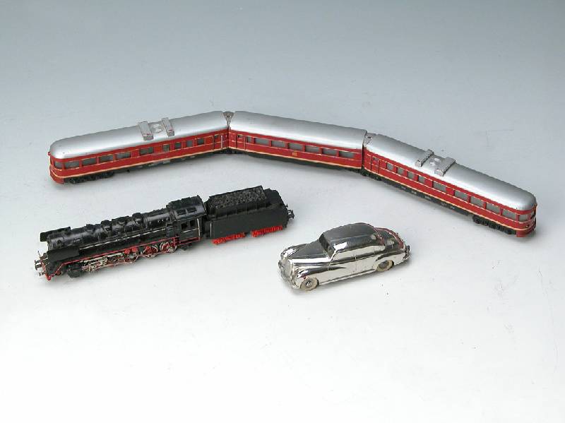 Schnelltriebwagen, MÄrklin, 1958, dreiteilig , rot, Guß, DB-Signet, 4 zweiachsige Dreh- gestelle, L. ca. 56 cm, l. bespielt