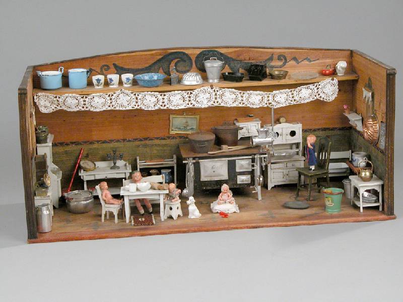 Große Puppenstube, deutsch, 1900/10, mit reicher zeittyp. Inneneinrichtung, zahlreiche GerÄtschaften, wie Herd mit EisentÖpfen, Email gefÄße, ...