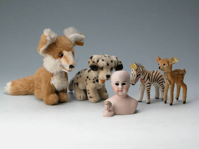 Zwei PuppenkÖpfe, deutsch, 1900, 1 x wohl Kestner, Marke B 5, Brustplatte, feststehende blaue Paperweightaugen, geschl. Mund, H. 12.5 cm, dazu ...