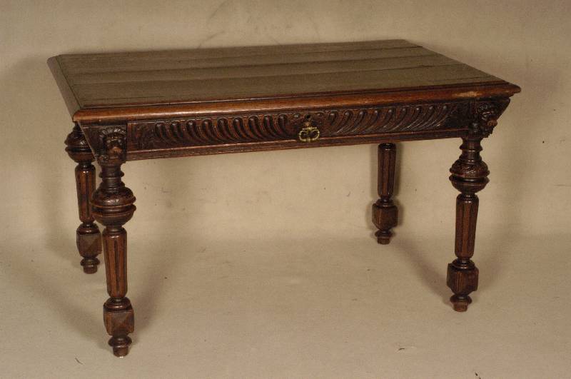 Schreibtisch, Holland, um 1880, Korpus Weichholz, Eiche massiv, Beine verstrebt, Zarge reich geschnitzt, abschließende LÖwenkÖpfe, mit ...