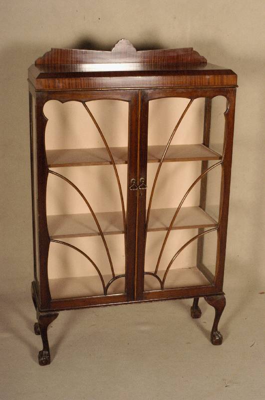 Glasvitrine, England, um 1920, ArtDeco, Korpus Weichholz, Mahagonifurnier, seitlich verglast, TÜren schrÄg versprosst, FÜße im ...