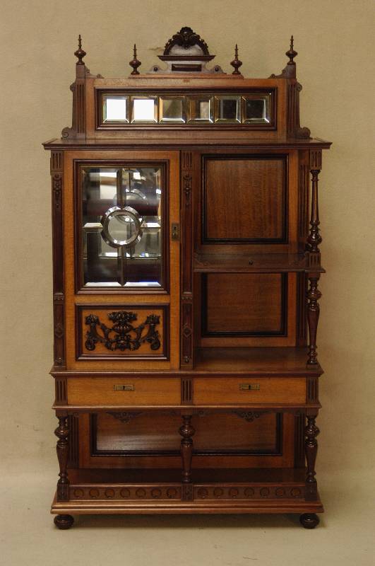 Prunkschrank, deutsch/wohl Berlin, um 1880, GrÜnderzeit, Korpus Weichholz/Hartholz, Nußbaumfurnier, z.T. gespiegelt, rechts offenes Fach mit ...