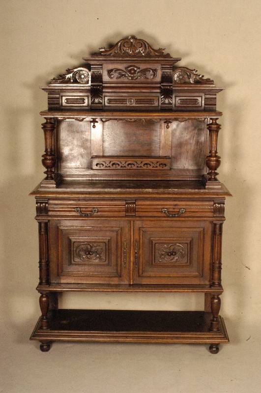 Anrichte mit Prunkaufsatz, Frankreich, um 1870, Eiche massiv, Front mit klassizistischen SÄulen, z.T. freistehend, Inlets kassettiert, mit ...