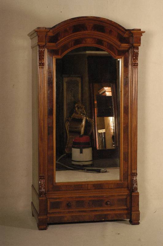 Spiegelschrank, deutsch, um 1850/60, Louis-Philippe, Korpus Weichholz/Hartholz, Mahagonifurnier, z.T. gespiegelt, auf KugelfÜßen, 1 Schublade, ...