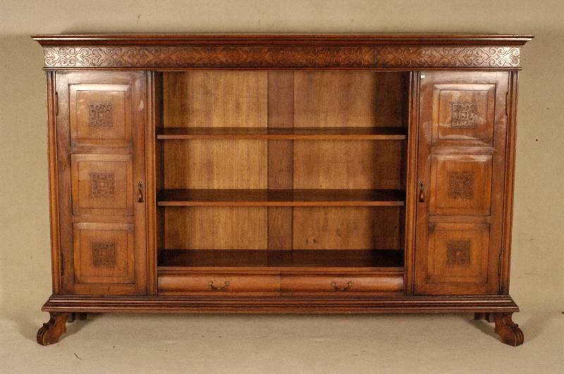 BÜcherschrank, England, um 1900, Eiche massiv, Eichefurnier, links und rechts eine TÜr mit Flachschnitzerei, mittig offenes Fach mit 3 ...