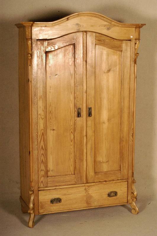 Weichholzschrank, deutsch, um 1870, Louis-Philippe, Kopf gebogen, abgeschrÄgte Ecken, in Veluten auslaufend, gelaugt und gewachst, ca. 180x112x50 ...