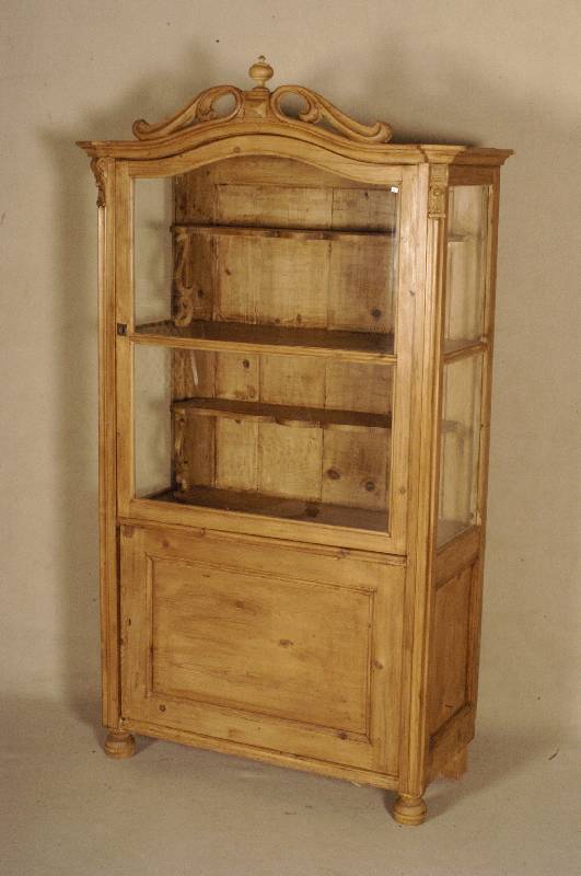Vitrinenschrank, wohl sÜddeutsch, um 1860, Weichholz massiv, gebogener Kopf, seitlich verglast, auf KugelfÜßen, 1 Schublade, schÖnes ...