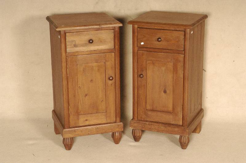 NachtschrÄnkchen, deutsch, um 1910, Weichholz massiv, dunkel gebeizt, gedrechselte KugelfÜße mit Rillen, kleine TÜr mit Schublade, BeschlÄge ...