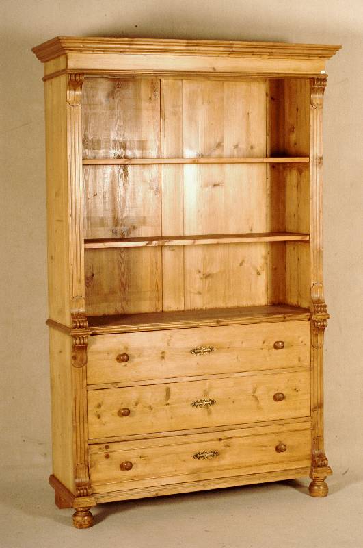 BÜcherschrank, deutsch, Weichholz massiv, aus alten Teilen aufgebaut, unten 3 Schubladen, Oberteil offen mit 2 Ablagebrettern, seitliche Lisenen ...