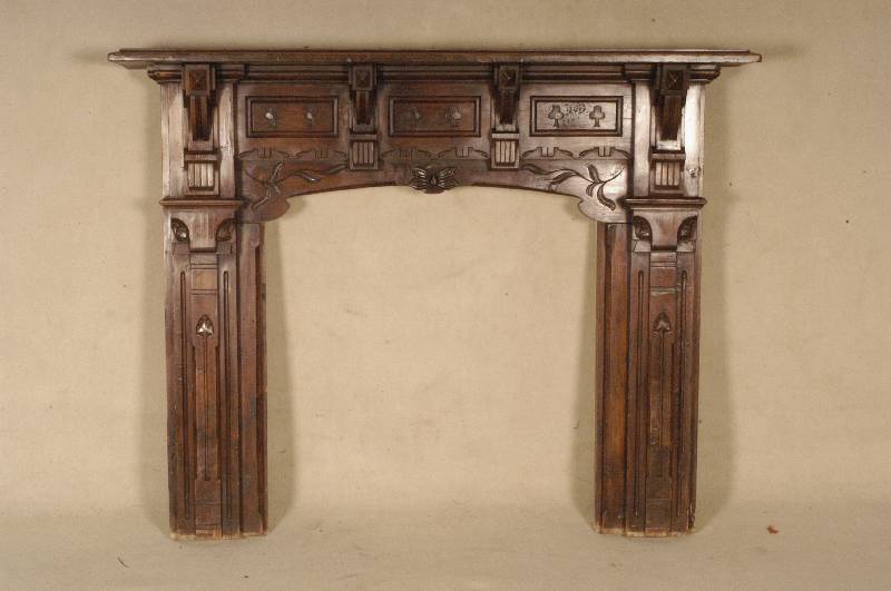 Kaminumrandung, deutsch, um 1920/30, Weichholz massiv, dekoriert mit verschiedenen Holzteilen in verschiedenen Formen, dunkel gebeizt, Reste alten ...