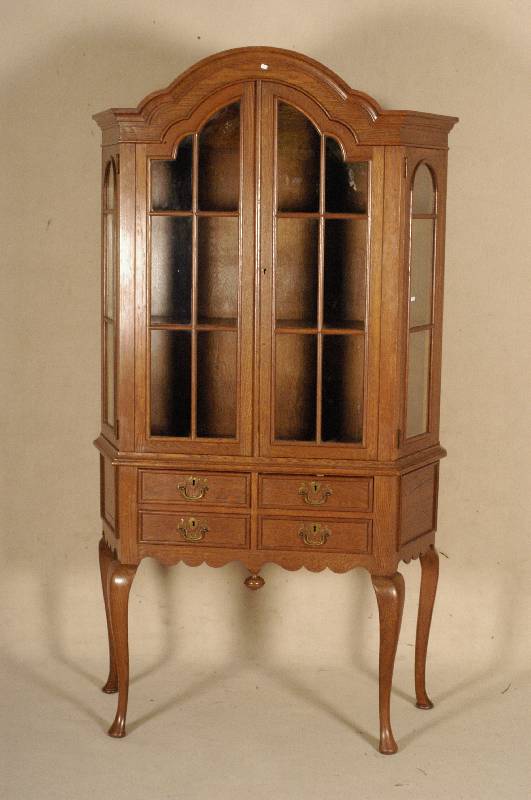 Sammlervitrine, Holland, um 1900, Eiche massiv, auf gebogenen Hochbeinen stehend, doppelt geschweifter Kopf, Kopfleiste mehrfach getreppt, ...