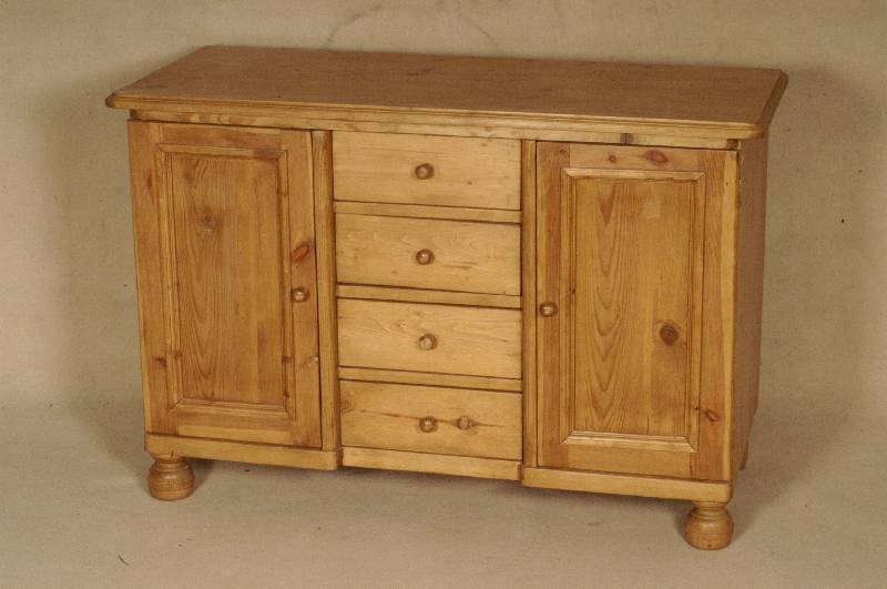 Anrichte, deutsch, um 1930, Weichholz massiv, links und rechts eine TÜr, mittig 4 Schubladen, MÖbel gelaugt und gewachst, ca. 74x110x50 cm