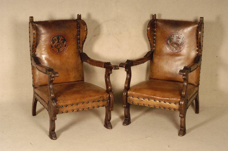 Herrensessel, deutsch, um 1920, wohl Danziger Barockstil, Gestell Eiche, dunkel gebeizt, auf TatzenfÜßen, mit verschiedenen Flachsschnitzereien, ...