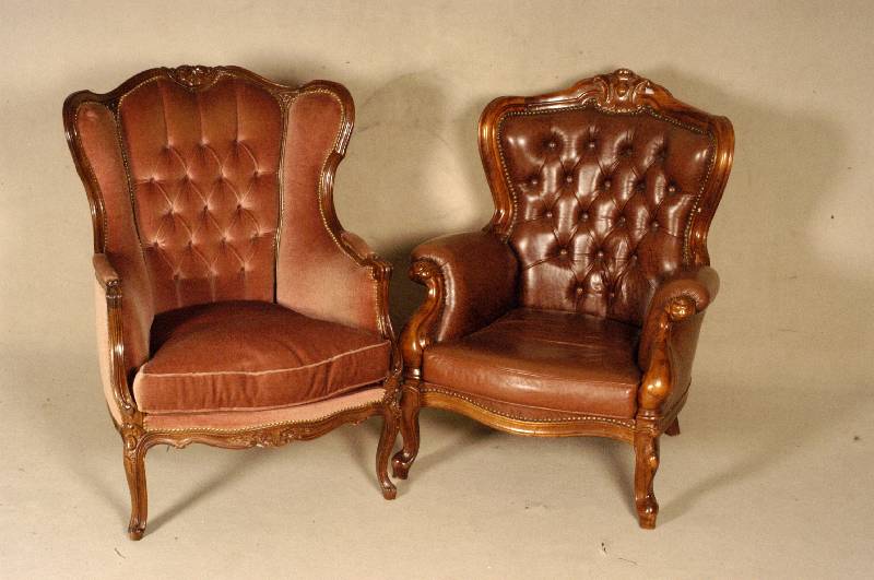Sessel, Italien, um 1960, Buche massiv, nußbaumfarben gelackt, Louis-XV-Stil, gebogene FÜße, geschweifte RÜckenlehne, original Bezug, dieser ...