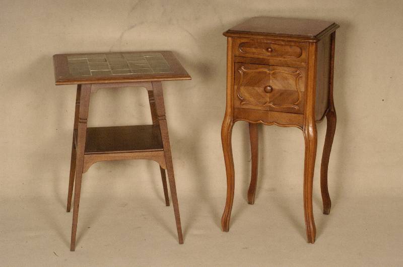 Beistelltisch, deutsch, um 1910, Eiche massiv, eckige Hochbeine, mittig mit Ablage, Platte oben mit grÜnen Kacheln eingelegt, schÖner eleganter ...