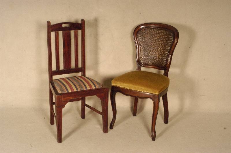 4 StÜhle, Italien, Louis-Philippe-Stil, Buche massiv, nußbaumfarben, Bezug und Korbgeflecht in gutem Zustand, leicht abgenutzt, ca. 95x48x41 cm, ...