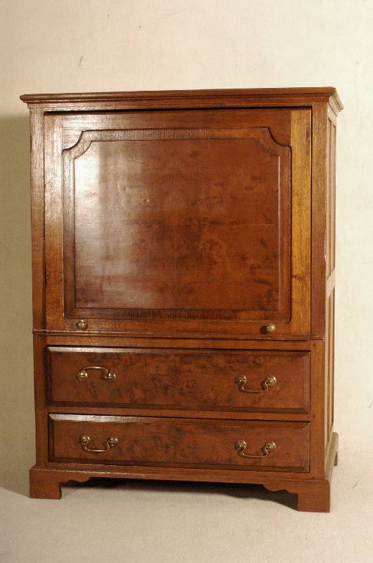 Fernsehschrank, englischer Stil, Korpus Weichholz, Eiche massiv, Front Wurzelnußfurnier gespiegelt, unten mit 2 Schubladen, Oberteil abklappbar, ...