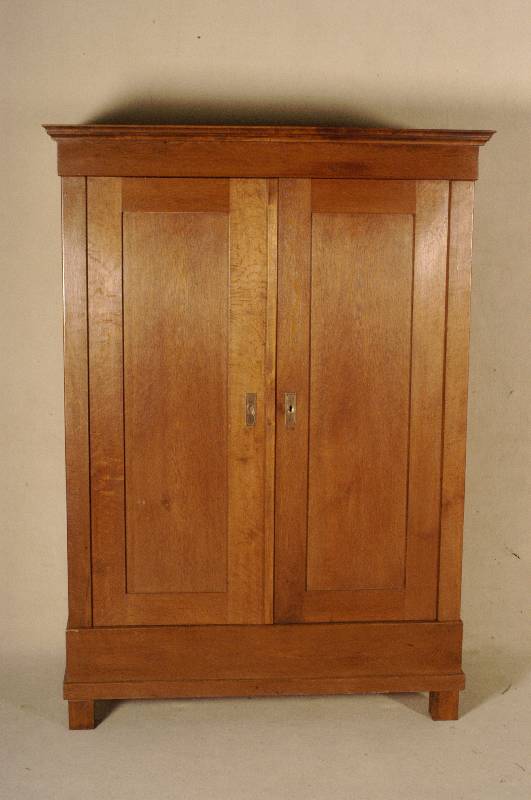 Schrank, deutsch, um 1910, Eiche massiv, schlichte Form, eckige FÜße wohl spÄter, obere Kopfleiste erneuert, Schloß original, Beschlag ...