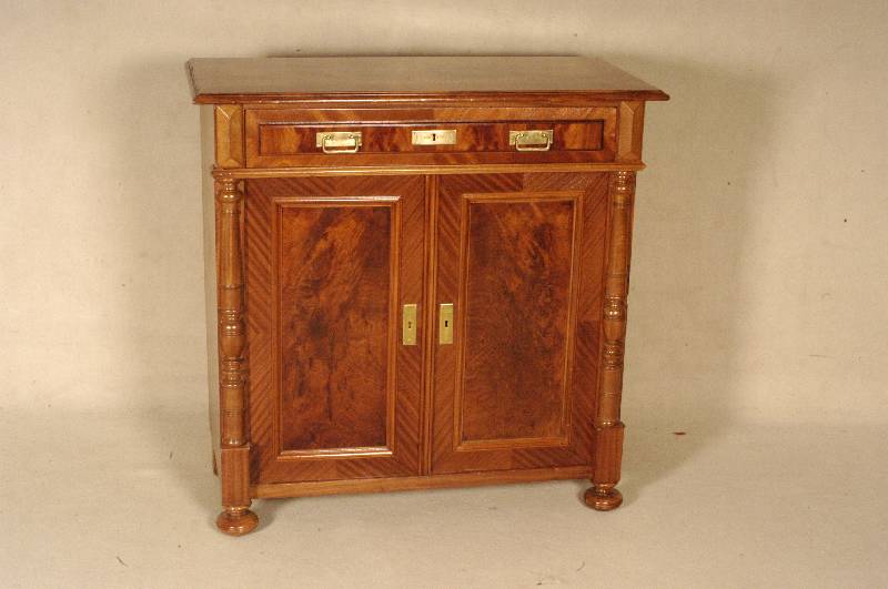 Halbschrank, deutsch, um 1880, Korpus Weichholz, Mahagonifurnier, teils gespiegelt, auf Rahmen gearbeitet, Schloß und BeschlÄge original, ...