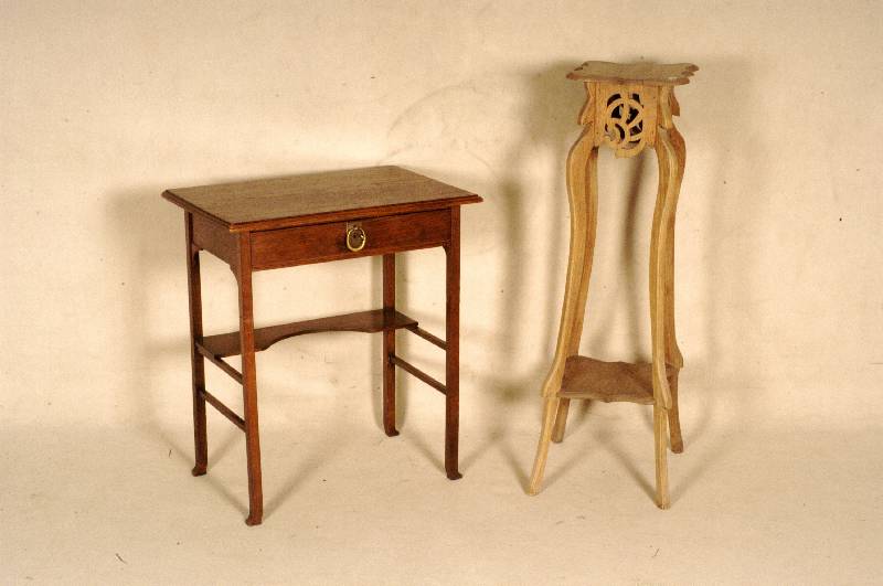 Kleiner NÄhtisch, deutsch, um 1910, Eiche massiv, 1 Schublade, Schloß und BeschlÄge original, FÜße unten leicht ausladend, schÖnes ...