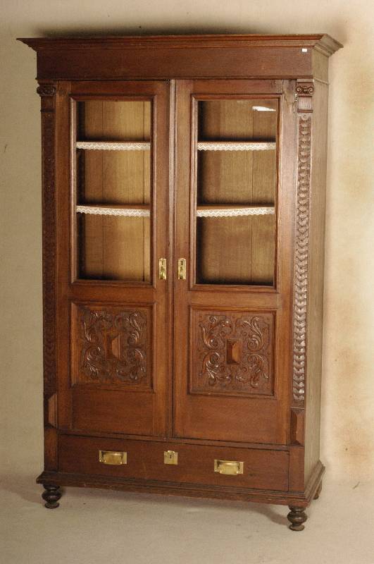 BÜcherschrank, deutsch, um 1880/90, Korpus Weichholz, Nußbaumfurnier, original BeschlÄge, Seiten mit aufgesetzten Veluten und ...