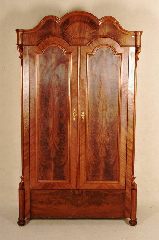 Kleiderschrank, wohl Berlin, um 1860/70, Korpus Weichholz, Pyramidenmahagonifurnier doppelt bzw. 4-fach gespiegelt, aufgesetzte Schnitzereien aus ...