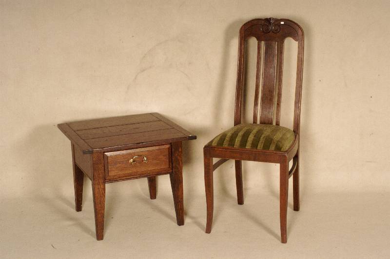 Beistelltisch, im englischen Stil von 1910, Eiche massiv, 1 Schublade, wohnfertig, ca. 51x60x60 cm