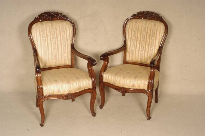Sessel, deutsch, um 1860, Mahagoni massiv, gebogene Armlehne, FÜße nach außen gestellt, runde RÜckenlehne mit Schnitzereien in elegantem ...