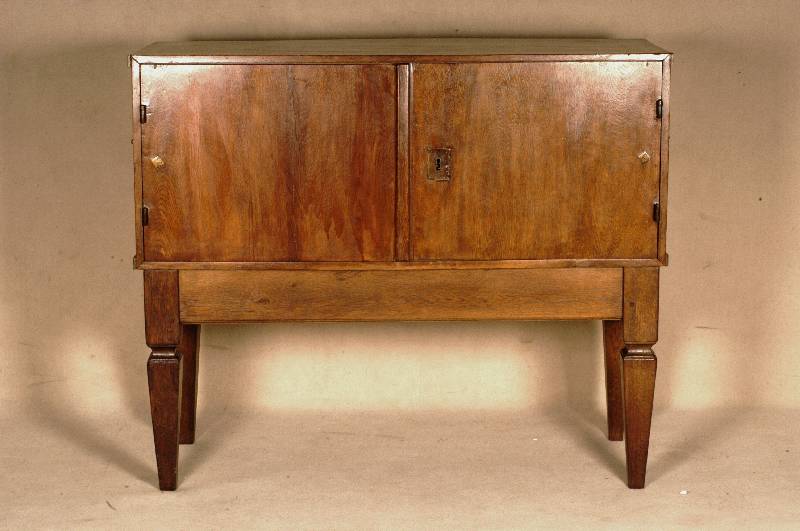 Halbschrank, wohl deutsch, um 1760, Louis XVI, wurde als Dokumentenschrank bzw. Thaler- katze genutzt, Eiche massiv, verkrÖpfte Eisen- ...