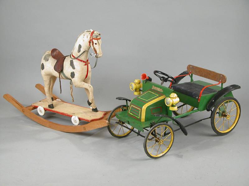 Schaukelpferd, deutsch, um 1900, Fell aus Stoff, weiß mir schwarzen Flecken, bespielt, z.T. besch., SteigbÜgel fehlen, Altersspuren, Sitzh. ca. ...