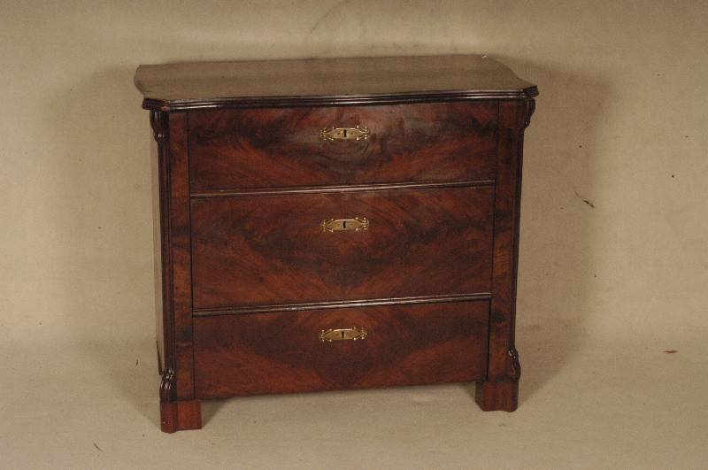 Kommode, deutsch, um 1870, Korpus Weichholz, Mahagonifurnier, z.T. gespiegelt, abgeschrÄgte Ecken, diese leicht gerillt und gebogen, 3-schÜbig, ...