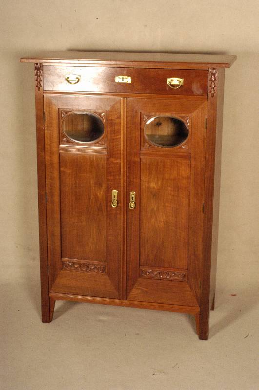 Vertiko, deutsch, um 1910, Korpus Weichholz, Nußbaumfurnier gespiegelt, TÜren mit kleinen ovalen Glasscheiben, geschliffen, sparsame ...