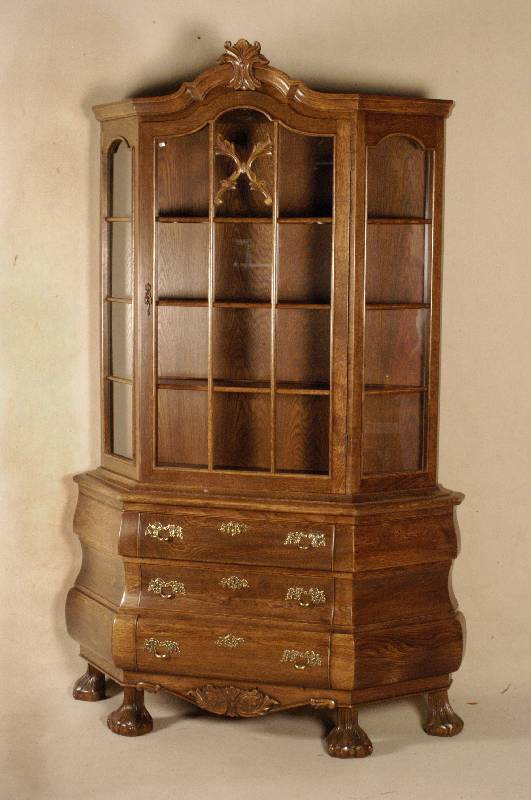 Barockstilvitrine, Holland, nach altem Vor- bild, Korpus Weichholz/Hartholz, Eichefurnier, z.T. gespiegelt, schÖnes Furnierbild, Kanten ...